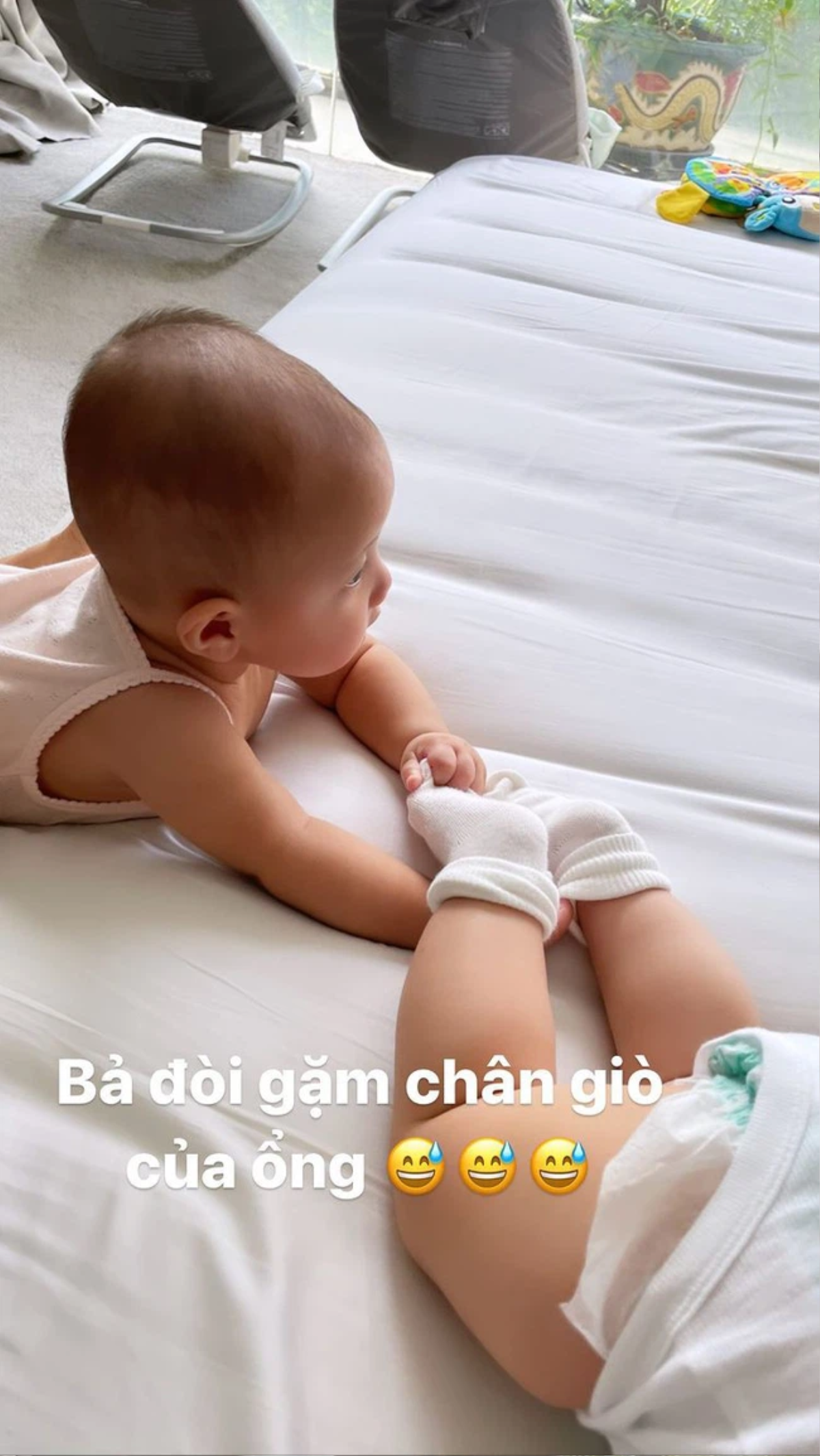 Biểu cảm cực hài của cậu nhóc Leon khi bị chị gái Lisa đòi 'gặm' chân Ảnh 1