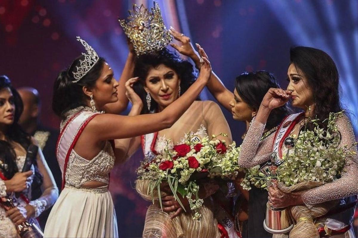 Sau sự cố đánh hoa hậu Sri Lanka bị thương, Mrs World 2020 thẳng tay thu hồi danh hiệu của Caroline Jurie Ảnh 1