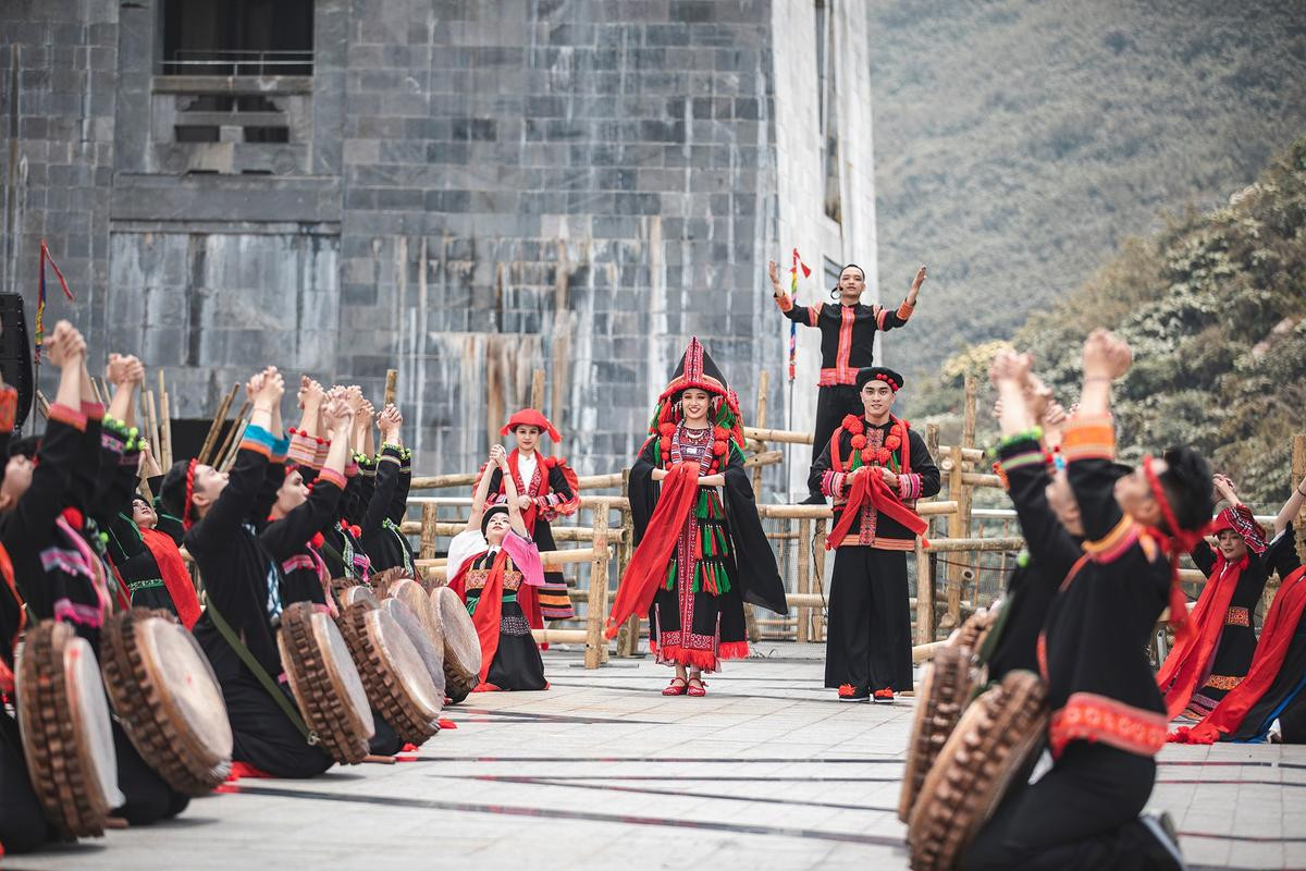 Vạn du khách đổ về Sa Pa nghỉ lễ Giỗ tổ Hùng Vương, nhà ga chờ lên đỉnh Fansipan chật kín người Ảnh 15