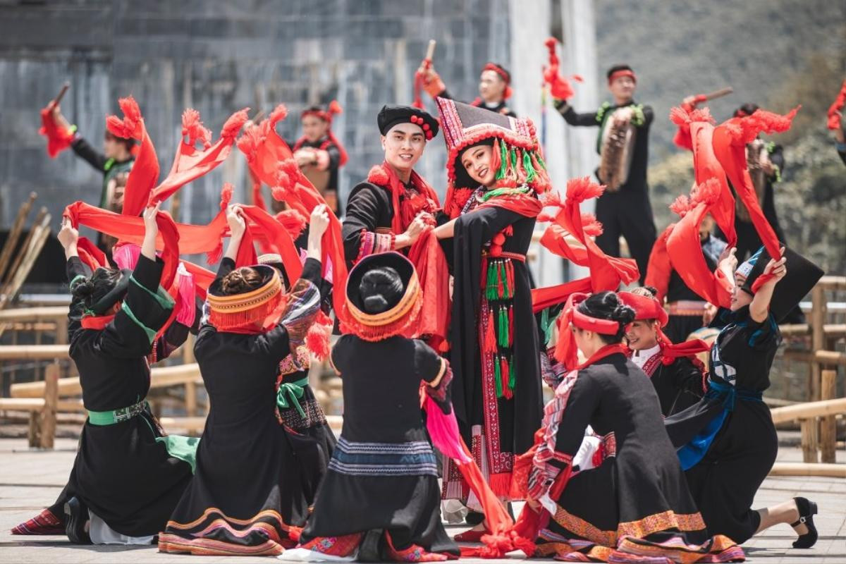 Vạn du khách đổ về Sa Pa nghỉ lễ Giỗ tổ Hùng Vương, nhà ga chờ lên đỉnh Fansipan chật kín người Ảnh 22