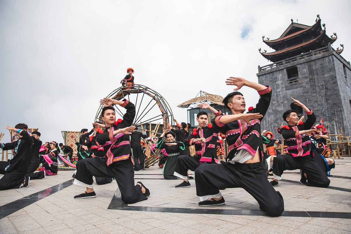 Vạn du khách đổ về Sa Pa nghỉ lễ Giỗ tổ Hùng Vương, nhà ga chờ lên đỉnh Fansipan chật kín người Ảnh 18