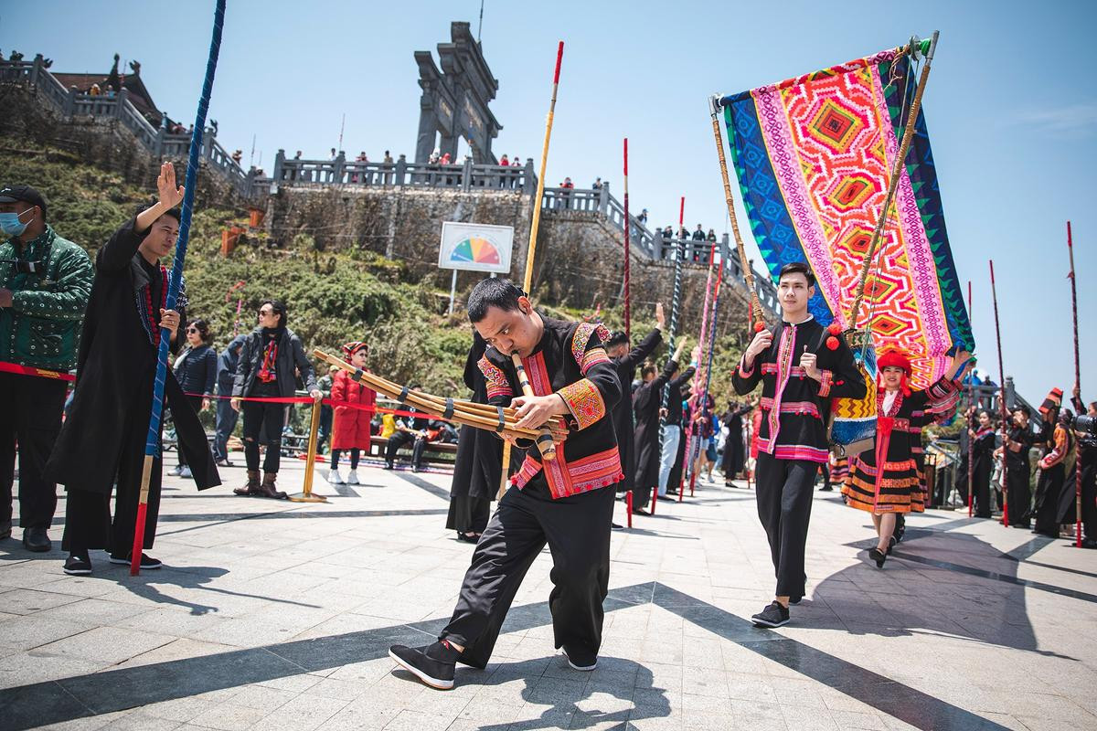 Vạn du khách đổ về Sa Pa nghỉ lễ Giỗ tổ Hùng Vương, nhà ga chờ lên đỉnh Fansipan chật kín người Ảnh 21