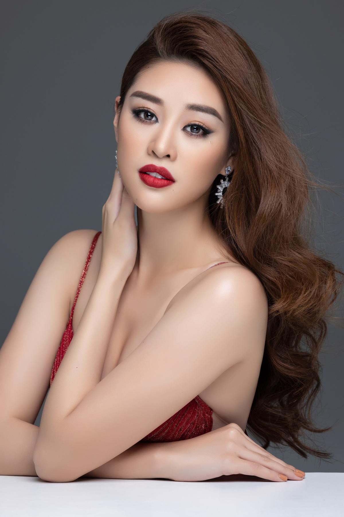 Fan chê Khánh Vân 'né' tiếng Anh trong video Miss Universe: Có nên giống H'Hen Niê sau 2 năm chuẩn bị? Ảnh 1