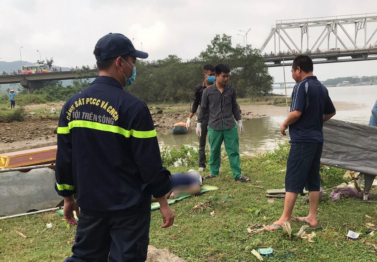 Nghệ An: Phát hiện thi thể nam thanh niên nhảy cầu sau 2 ngày tìm kiếm Ảnh 1