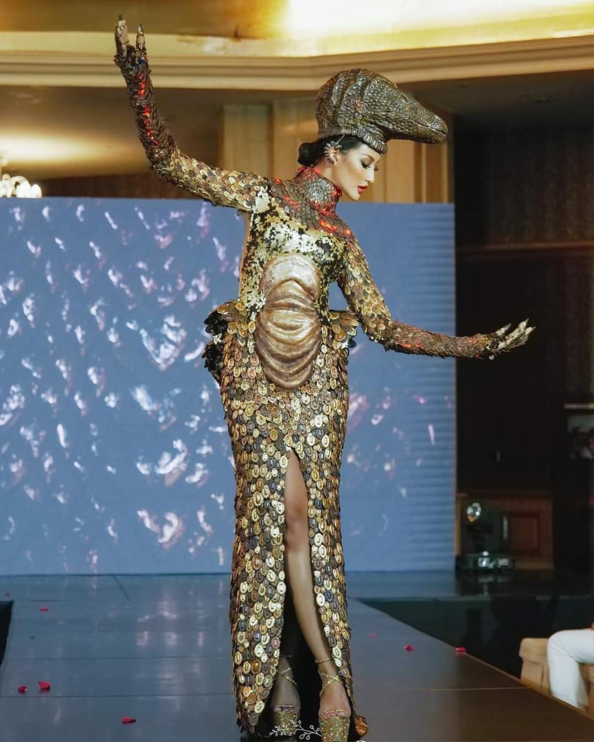 'Kén Em' lộ diện, fan khen National Costume của Khánh Vân tại Miss Universe không kém cạnh đối thủ nào Ảnh 6