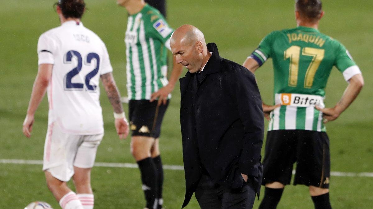 Real Madrid hụt hơi trước Barca và Atletico, Zidane vẫn nói cứng về cuộc đua vô địch Ảnh 1