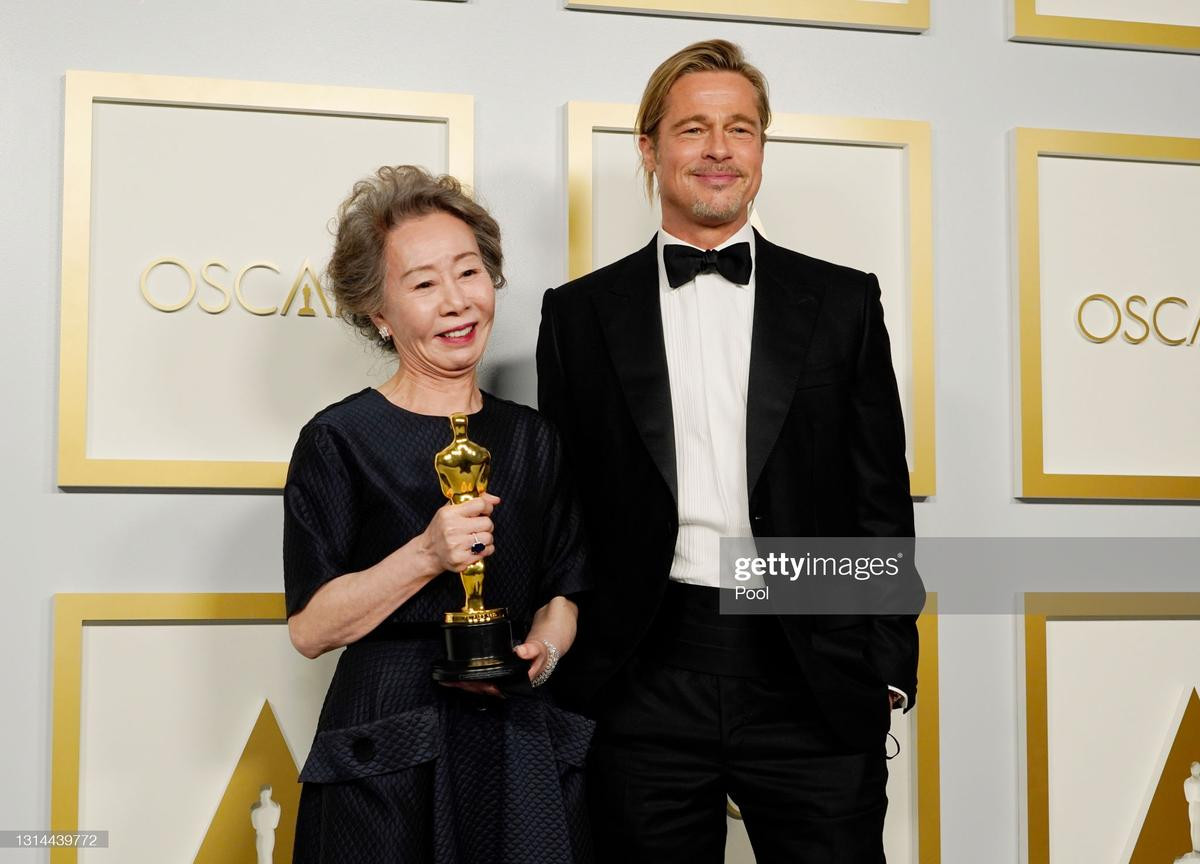 Bị hỏi thô lỗ về mùi của Brad Pitt tại Oscar, Youn Yuh Jung đáp trả: 'Tôi không ngửi, tôi đâu phải chó!' Ảnh 1