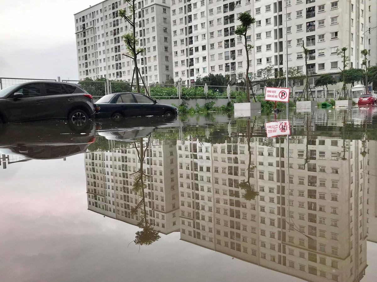 Sau trận mưa lớn, hàng loạt ô tô ngập sâu trong 'biển nước' ở Hà Nội Ảnh 3