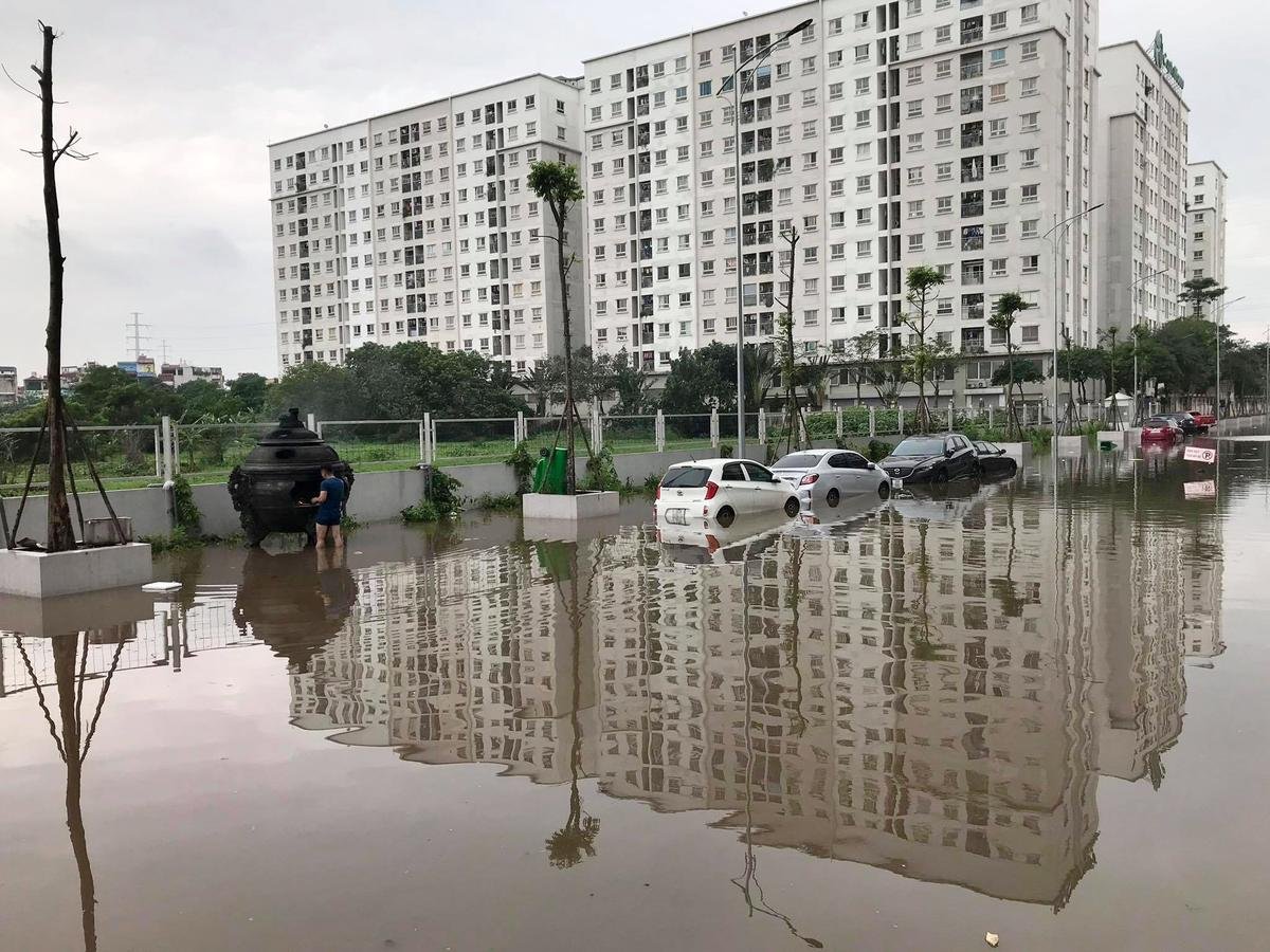 Sau trận mưa lớn, hàng loạt ô tô ngập sâu trong 'biển nước' ở Hà Nội Ảnh 2