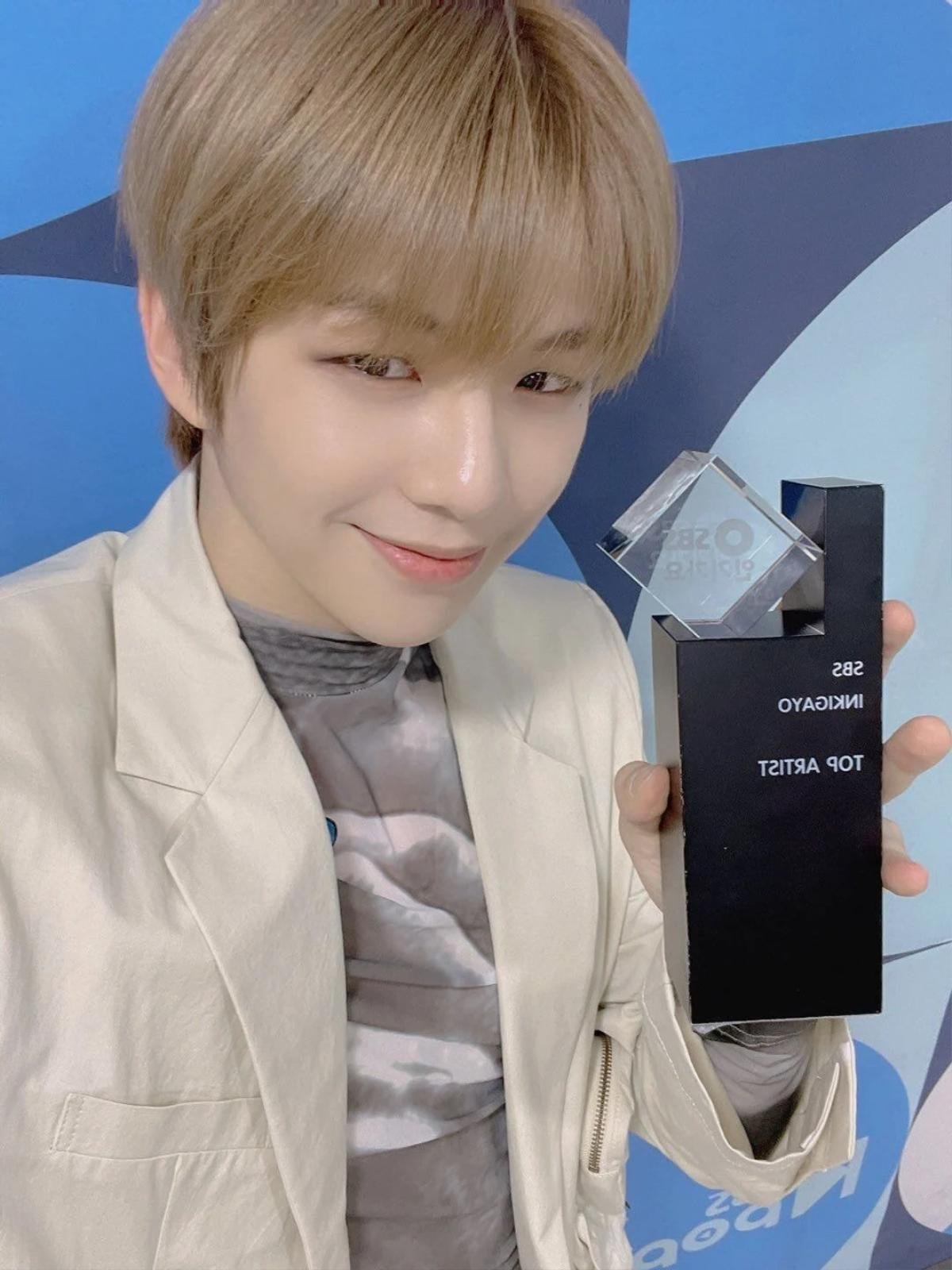 Vượt mặt SHINee trên show âm nhạc: Kang Daniel tiếp tục bị 'ném đá dữ dội' vì màn live thảm họa Ảnh 2