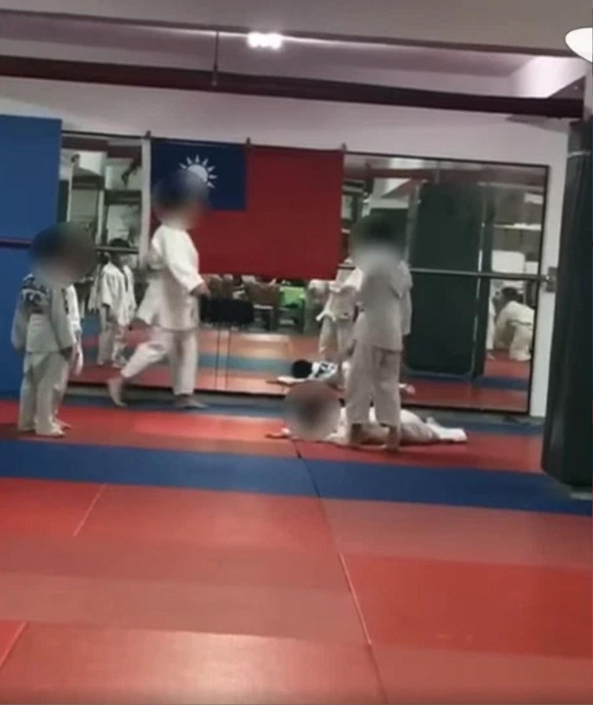 Cậu bé 7 tuổi rơi vào hôn mê sau khi bị ném 27 lần trong giờ học võ Judo Ảnh 3