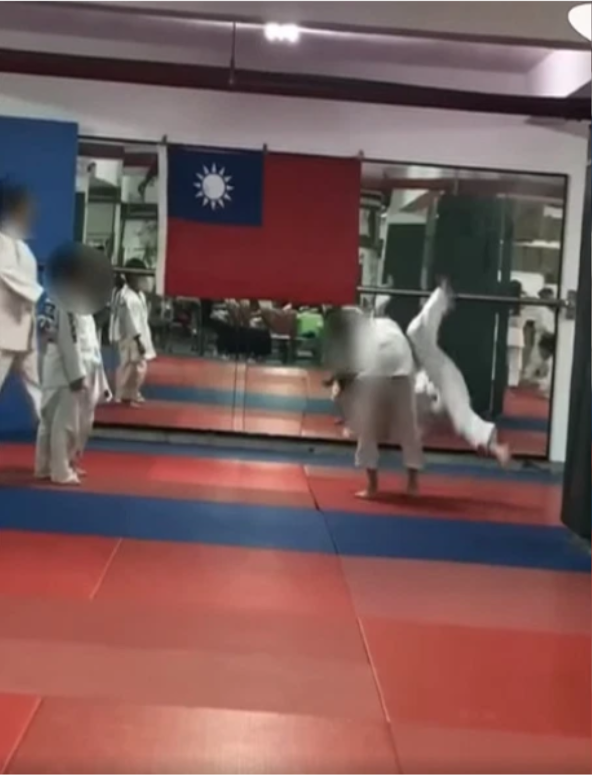 Cậu bé 7 tuổi rơi vào hôn mê sau khi bị ném 27 lần trong giờ học võ Judo Ảnh 2