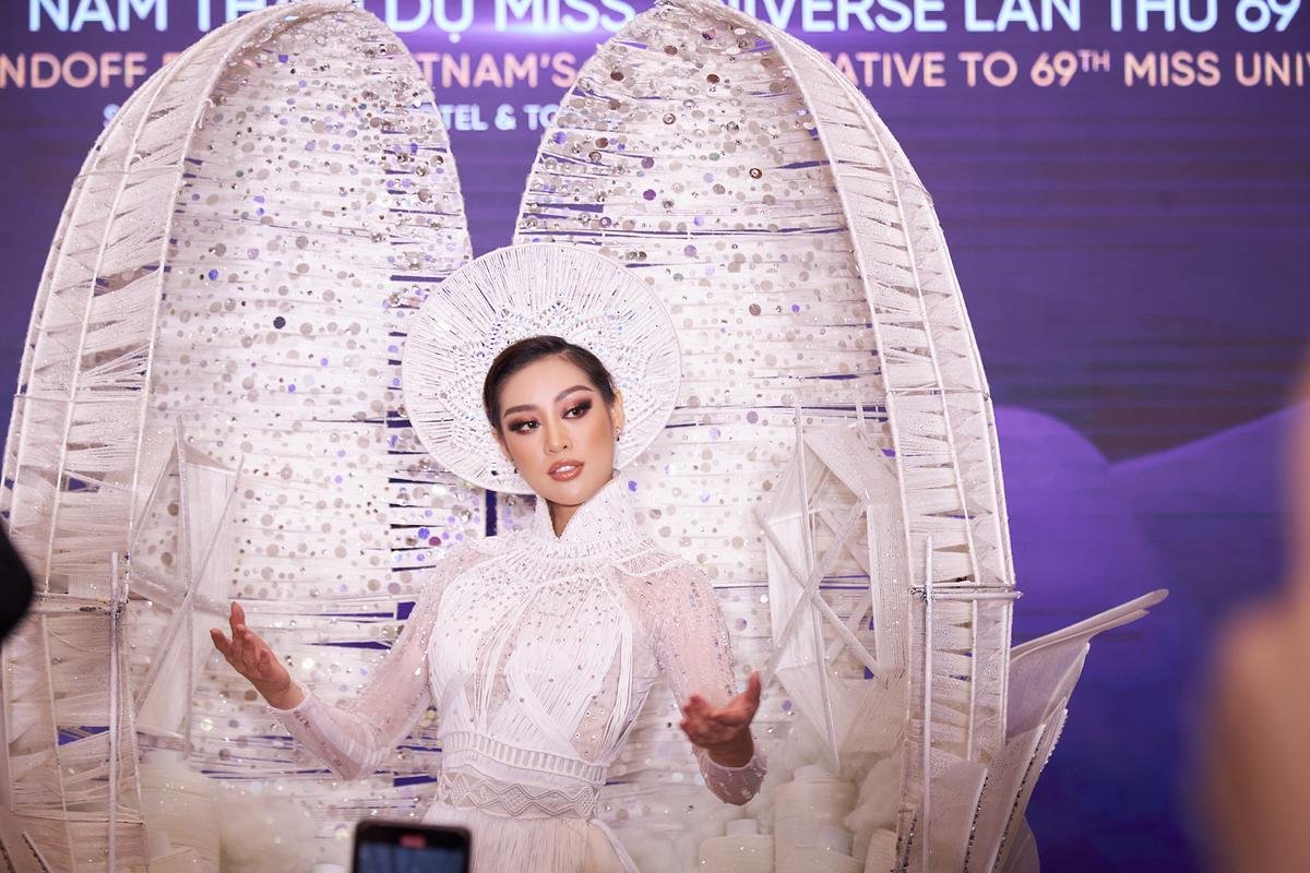 Mặc ồn ào đạo nhái, Khánh Vân khoe áo dài 'Kén Em' quyền lực sẵn sàng chiếm spotlight Miss Universe Ảnh 5