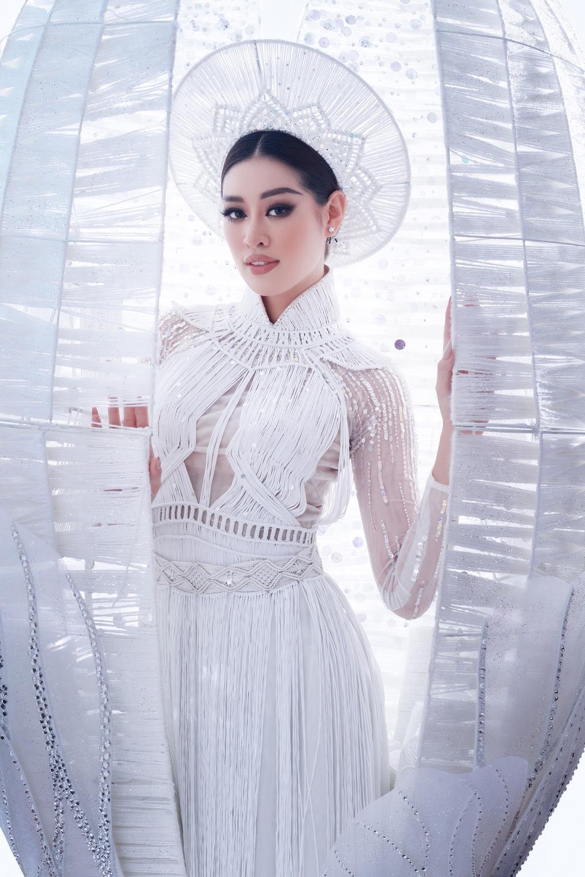 Mặc ồn ào đạo nhái, Khánh Vân khoe áo dài 'Kén Em' quyền lực sẵn sàng chiếm spotlight Miss Universe Ảnh 1