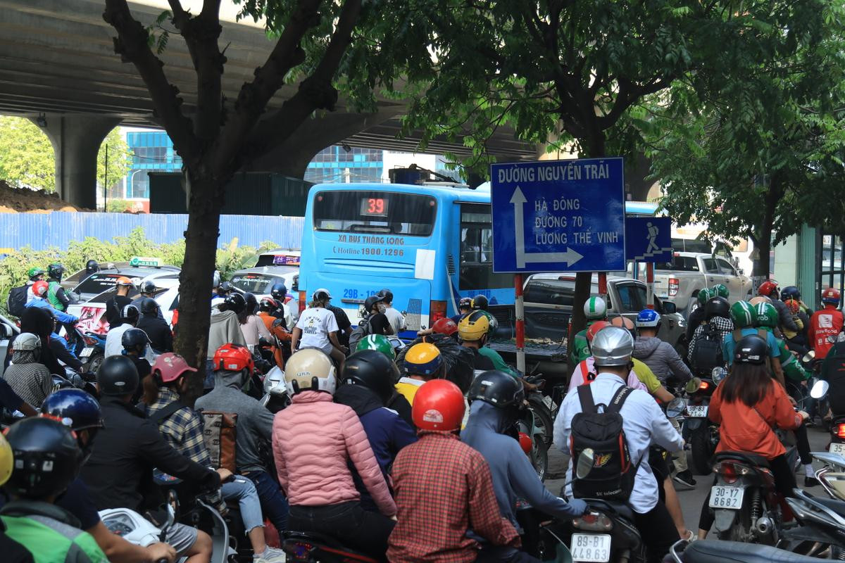 Hà Nội: Đường phố chật cứng, hàng vạn người 'chen chân' về quê nghỉ lễ dịp 30/4 Ảnh 3