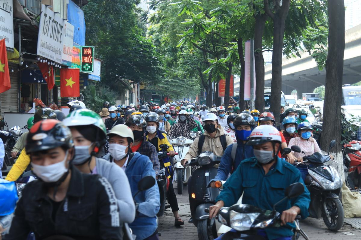 Hà Nội: Đường phố chật cứng, hàng vạn người 'chen chân' về quê nghỉ lễ dịp 30/4 Ảnh 1