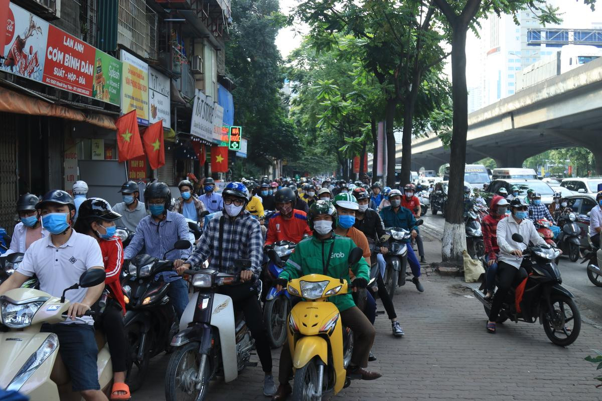 Hà Nội: Đường phố chật cứng, hàng vạn người 'chen chân' về quê nghỉ lễ dịp 30/4 Ảnh 2