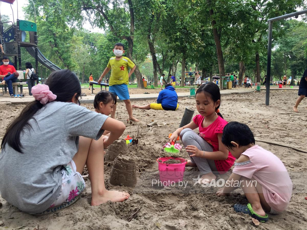 Công viên Thống Nhất tấp nập người lớn, trẻ nhỏ vui chơi 'hết mình' dịp nghỉ lễ 1/5 Ảnh 7