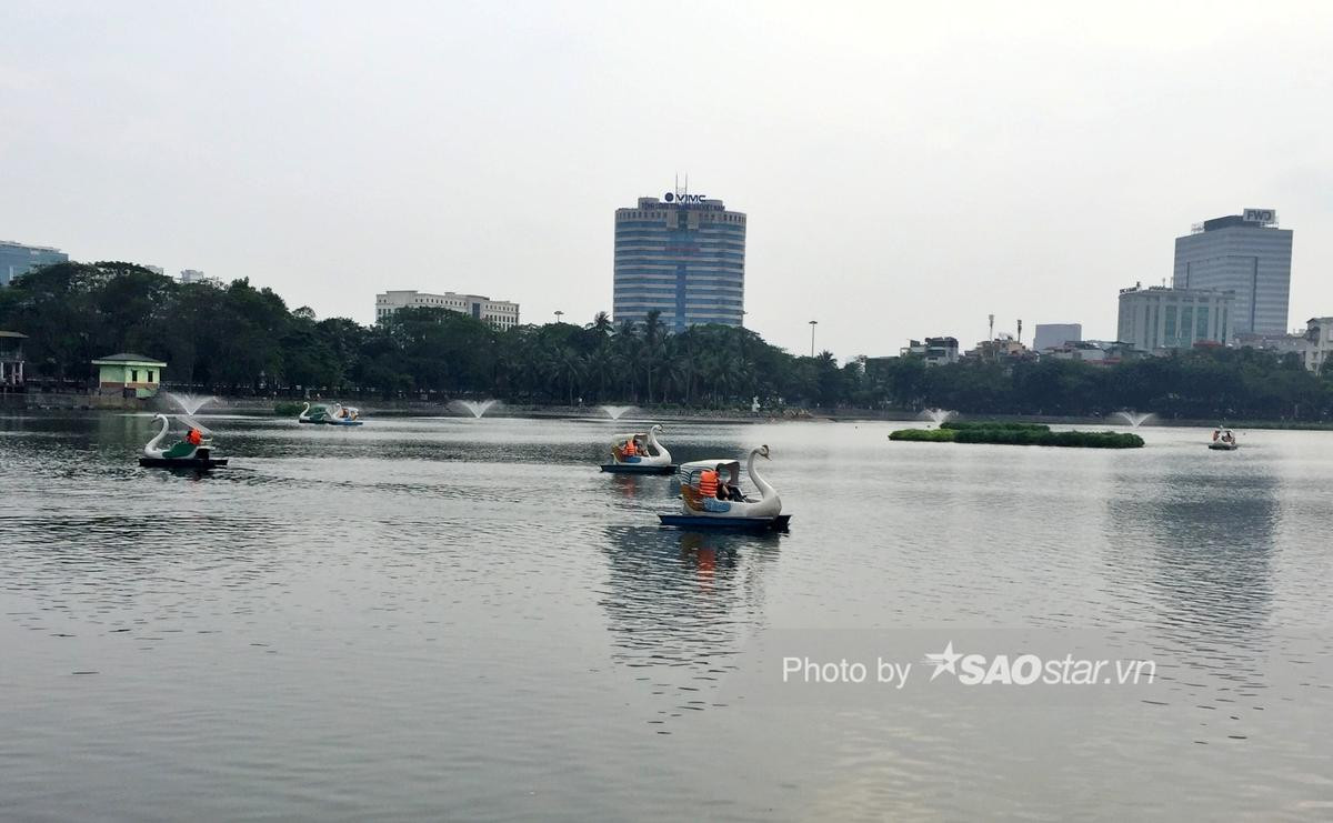 Công viên Thống Nhất tấp nập người lớn, trẻ nhỏ vui chơi 'hết mình' dịp nghỉ lễ 1/5 Ảnh 14