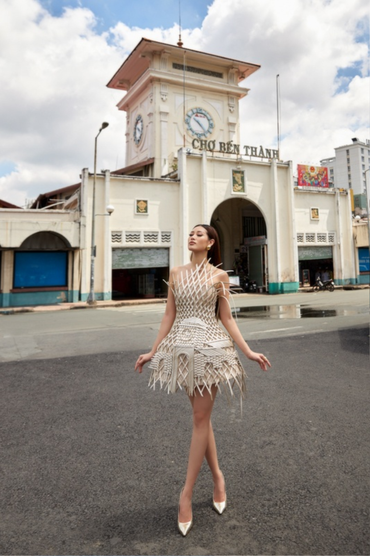 Thiết kế lấy cảm hứng 'Chợ Bến Thành' của Khánh Vân được fan khuyên thay thế National Costume Kén Em? Ảnh 2