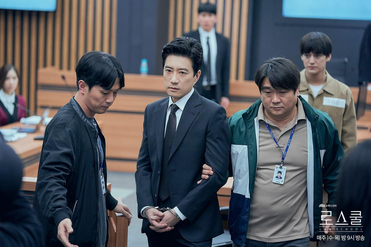 Quý ông lạnh lùng đang khiến Kim Bum lép vế trong 'Law School' thực sự là ai? Ảnh 6