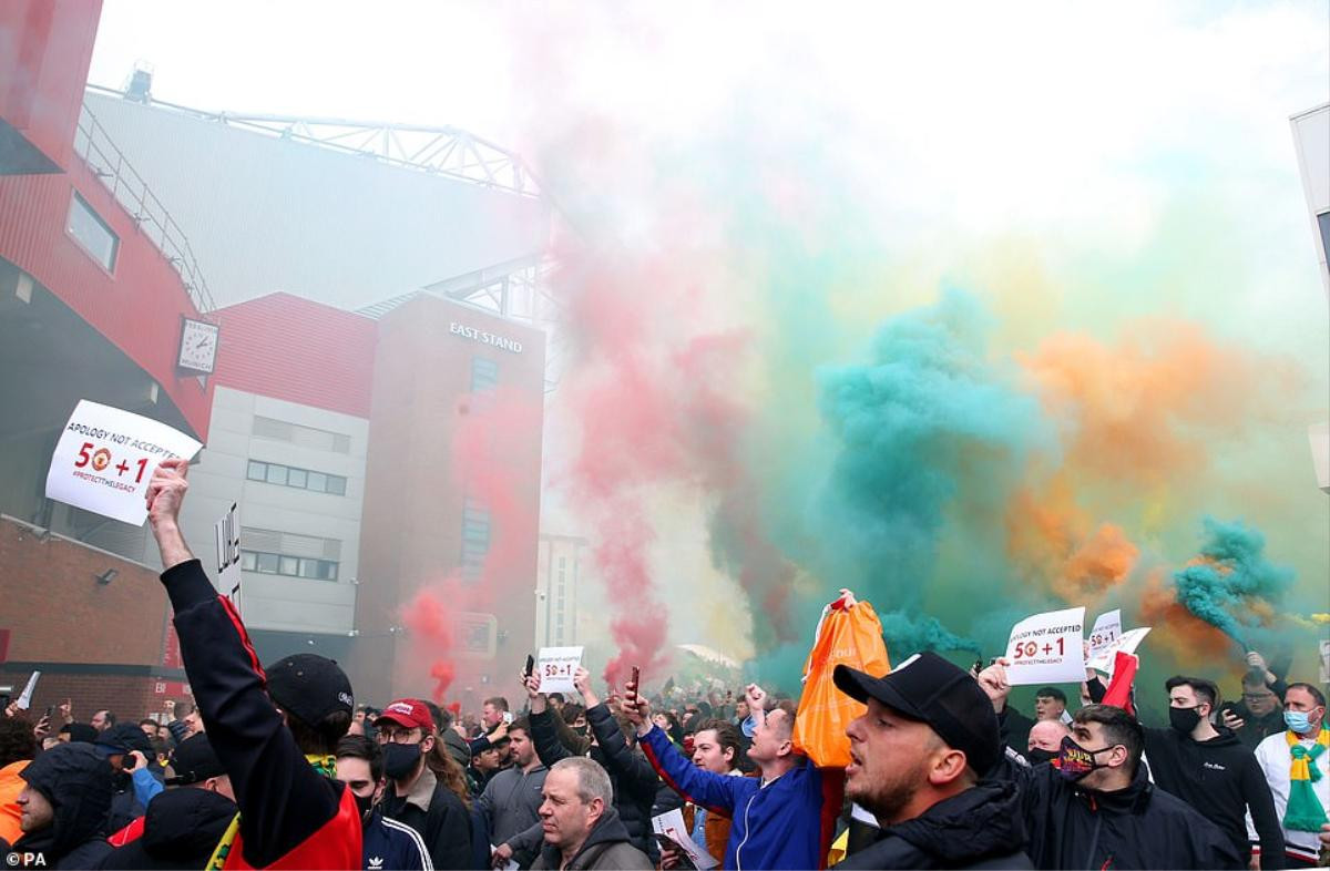 Fan Quỷ đỏ làm loạn Old Trafford, đại chiến MU vs Liverpool nguy cơ bị hoãn Ảnh 5