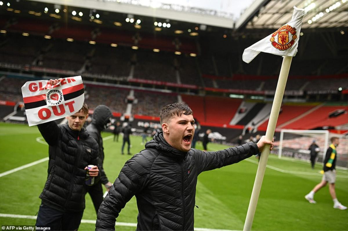 Fan Quỷ đỏ làm loạn Old Trafford, đại chiến MU vs Liverpool nguy cơ bị hoãn Ảnh 10