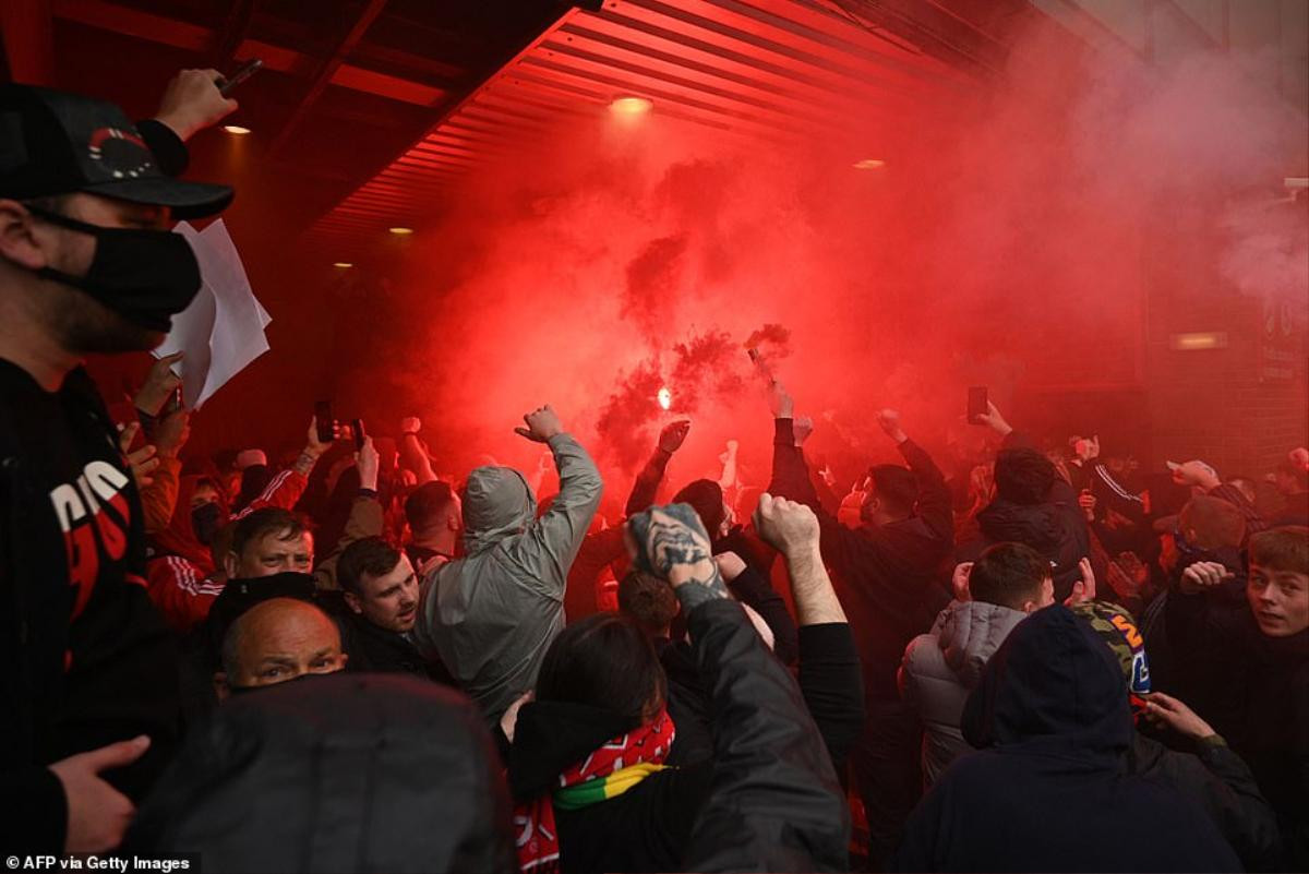 Fan Quỷ đỏ làm loạn Old Trafford, đại chiến MU vs Liverpool nguy cơ bị hoãn Ảnh 12