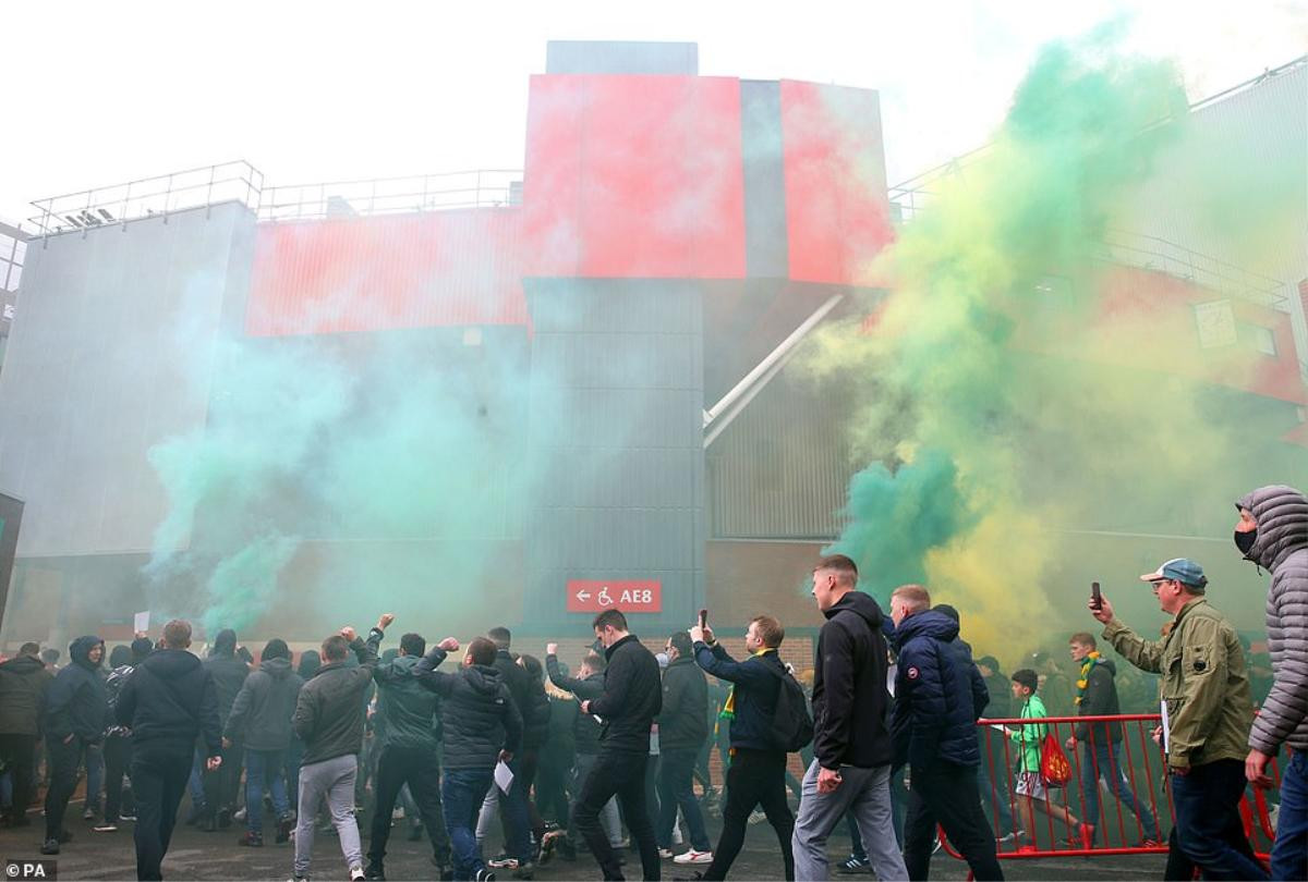 Fan Quỷ đỏ làm loạn Old Trafford, đại chiến MU vs Liverpool nguy cơ bị hoãn Ảnh 3