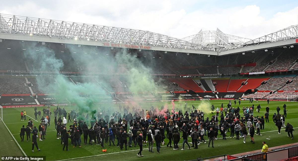 Fan Quỷ đỏ làm loạn Old Trafford, đại chiến MU vs Liverpool nguy cơ bị hoãn Ảnh 11