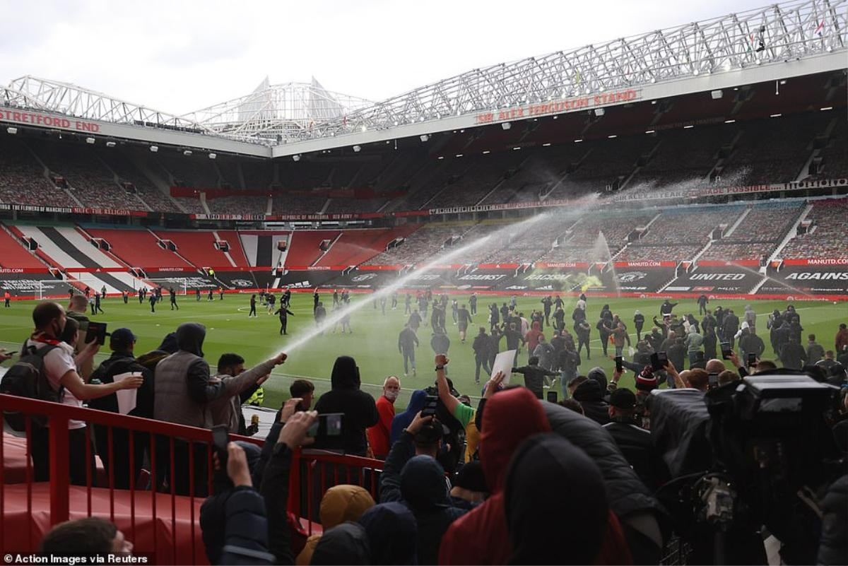 Fan Quỷ đỏ làm loạn Old Trafford, đại chiến MU vs Liverpool nguy cơ bị hoãn Ảnh 2