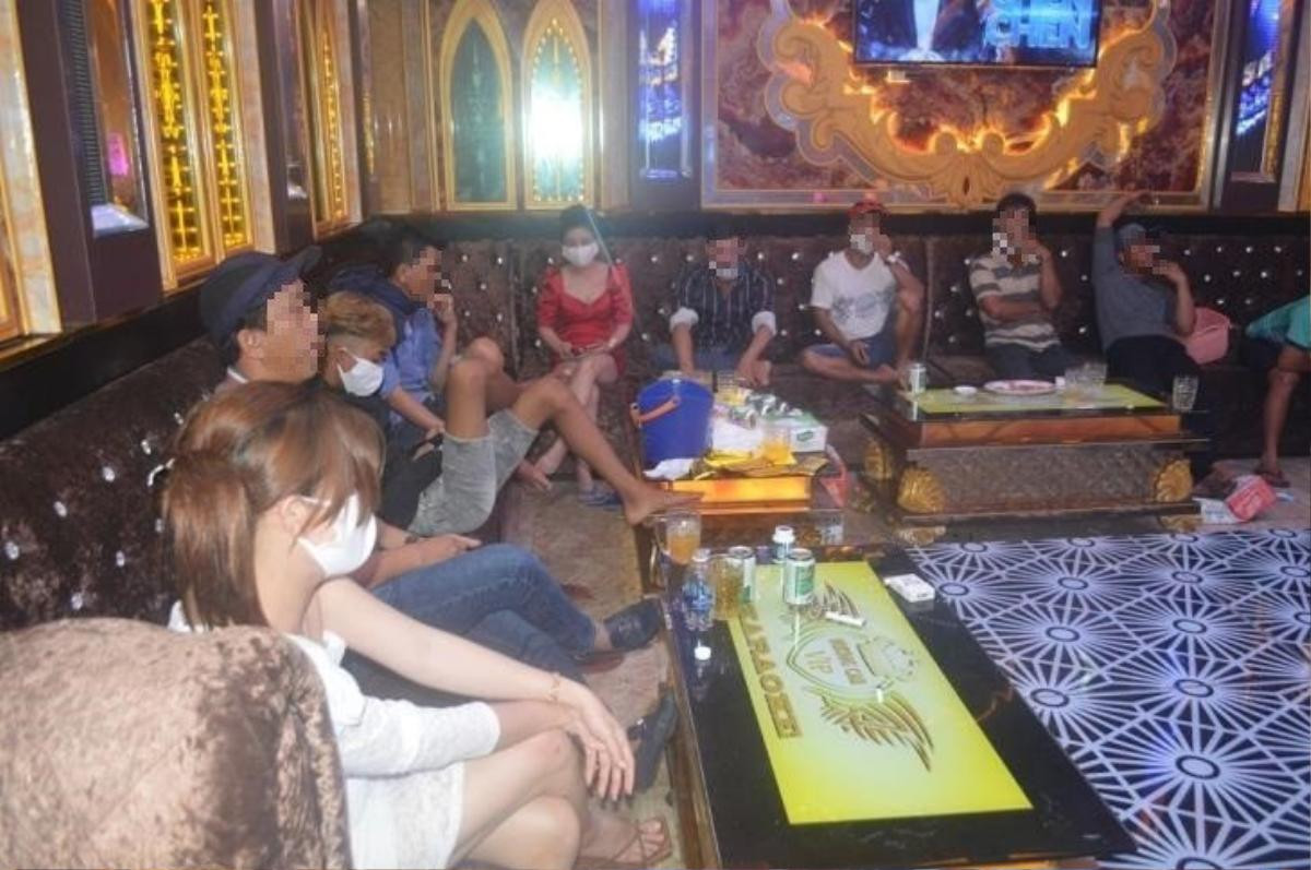 Bắt quả tang 11 cô gái 'thác loạn' cùng 55 nam giới ở 'tiệc ma túy' trong quán karaoke lúc rạng sáng Ảnh 1