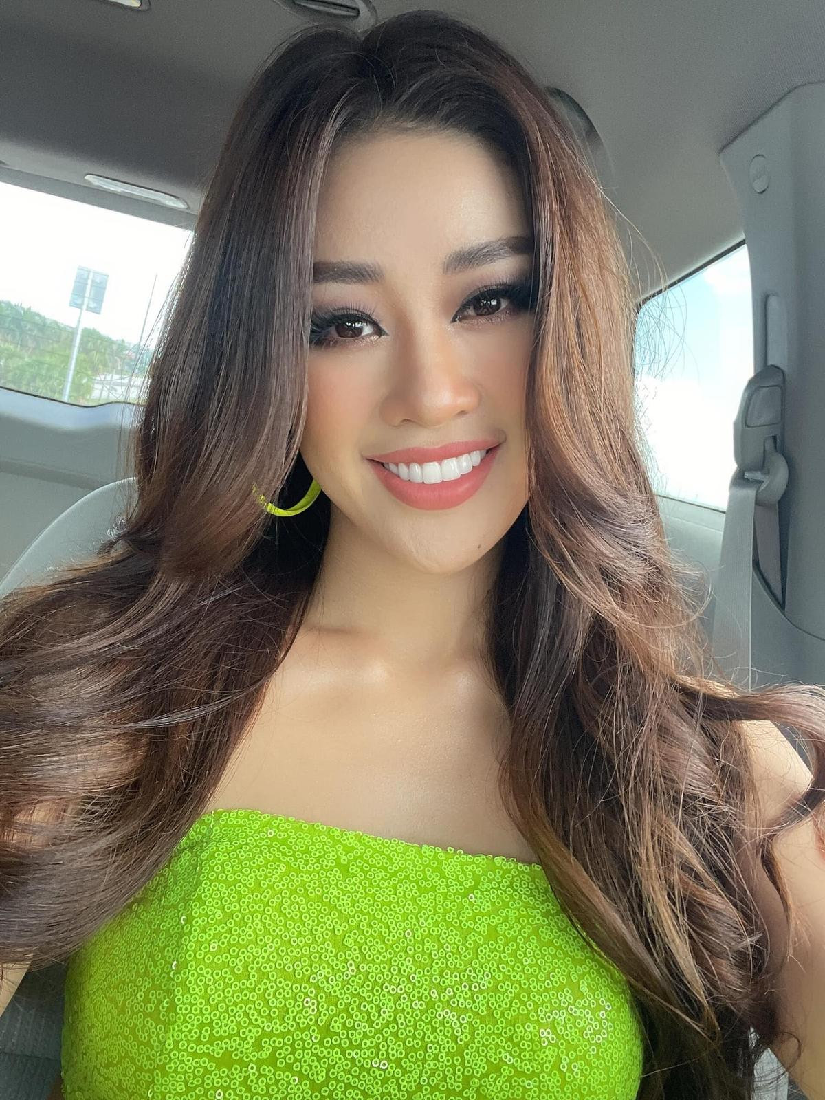 Không cần ai 'bơm năng lượng', Khánh Vân tự make-up - diện đồ siêu đỉnh khiến fan Miss Universe bấn loạn Ảnh 2