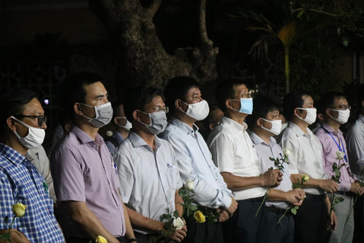 Xúc động lễ tưởng niệm nam sinh viên quên mình cứu 3 nữ sinh đuối nước: 'Thương lắm Nhã ơi' Ảnh 4