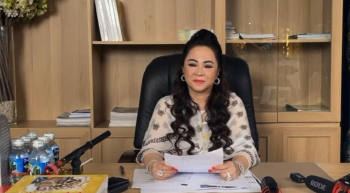 Bà Phương Hằng livestream sau lễ đính hôn, con dâu mới dạm ngõ liền có hành động lạ gây khó hiểu Ảnh 3