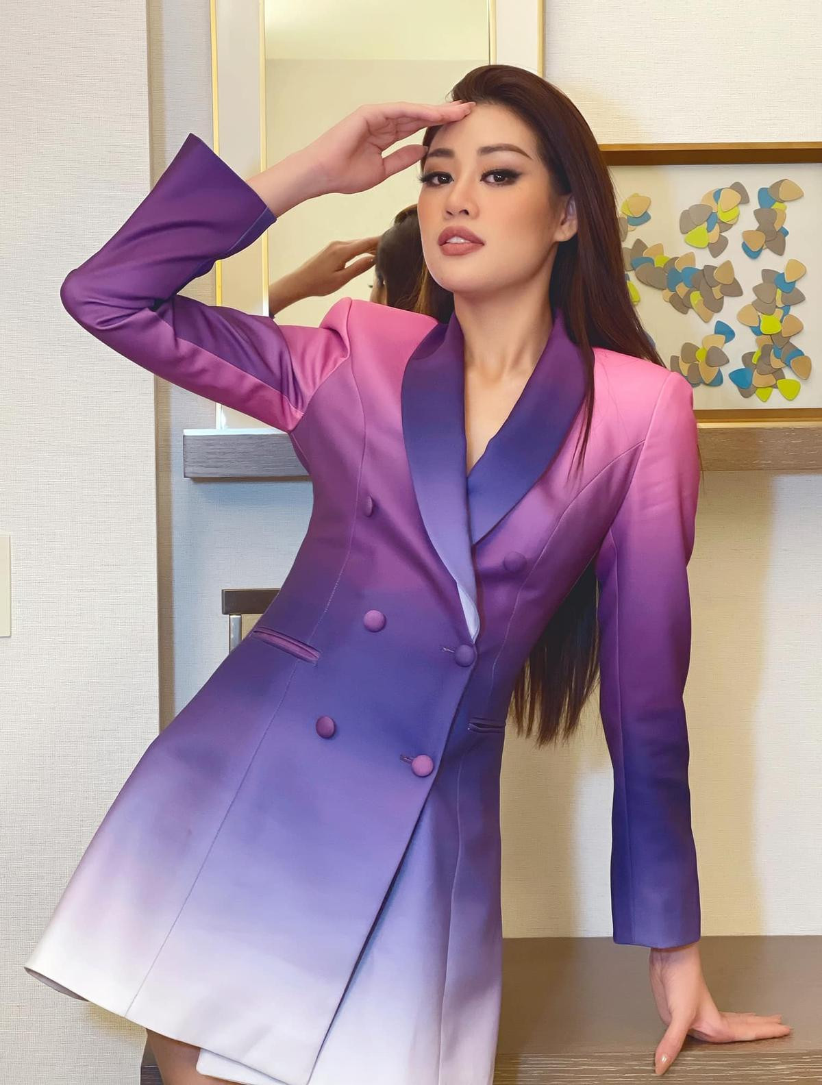 Khánh Vân nổi bật với bộ vest ombre, chính thức bước vào ngôi nhà chung để giành vương miện Miss Universe Ảnh 1