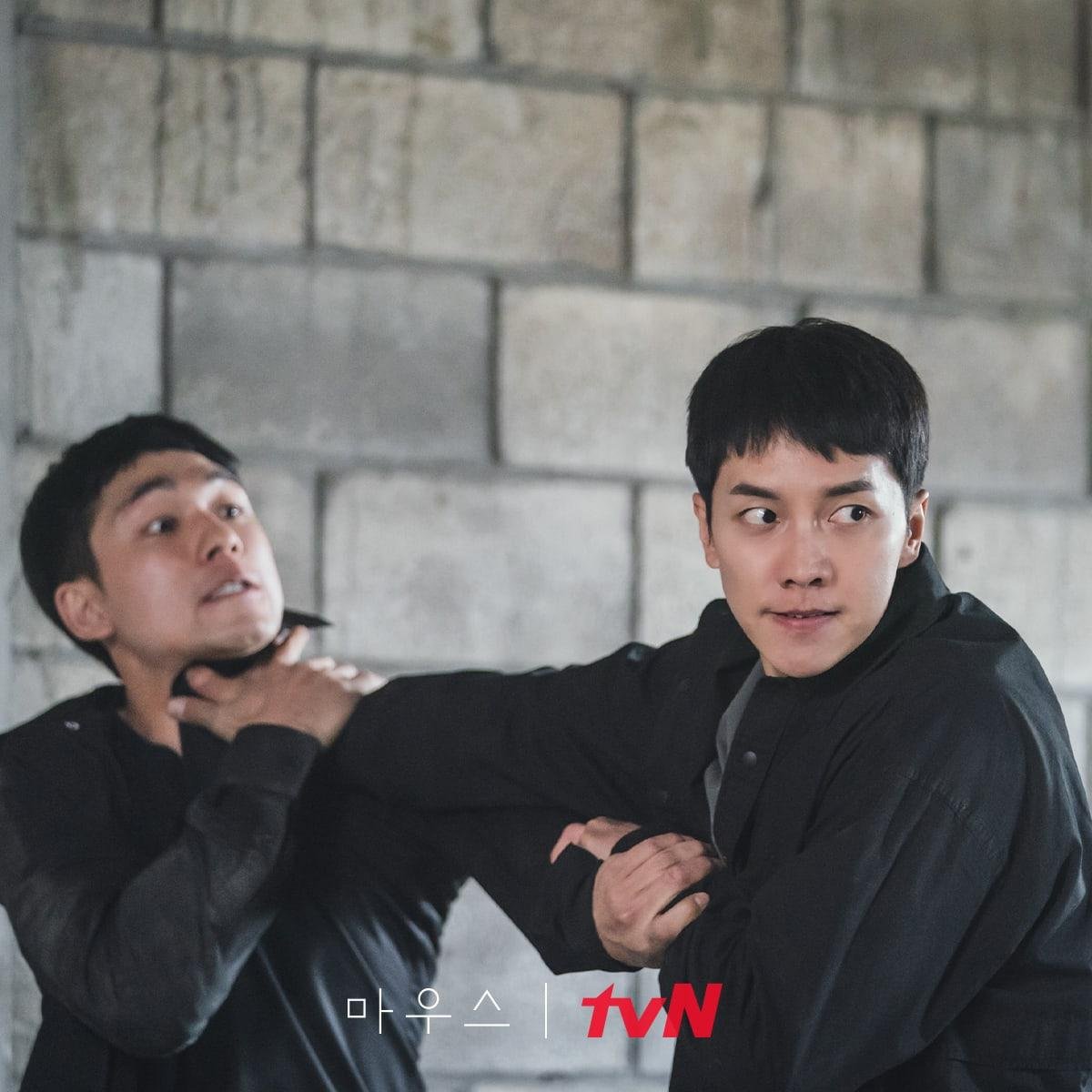 'Mouse': Lee Seung Gi và Kwon Hwa Woon đều là chuột thí nghiệm của tổ chức 'OZ' Ảnh 15