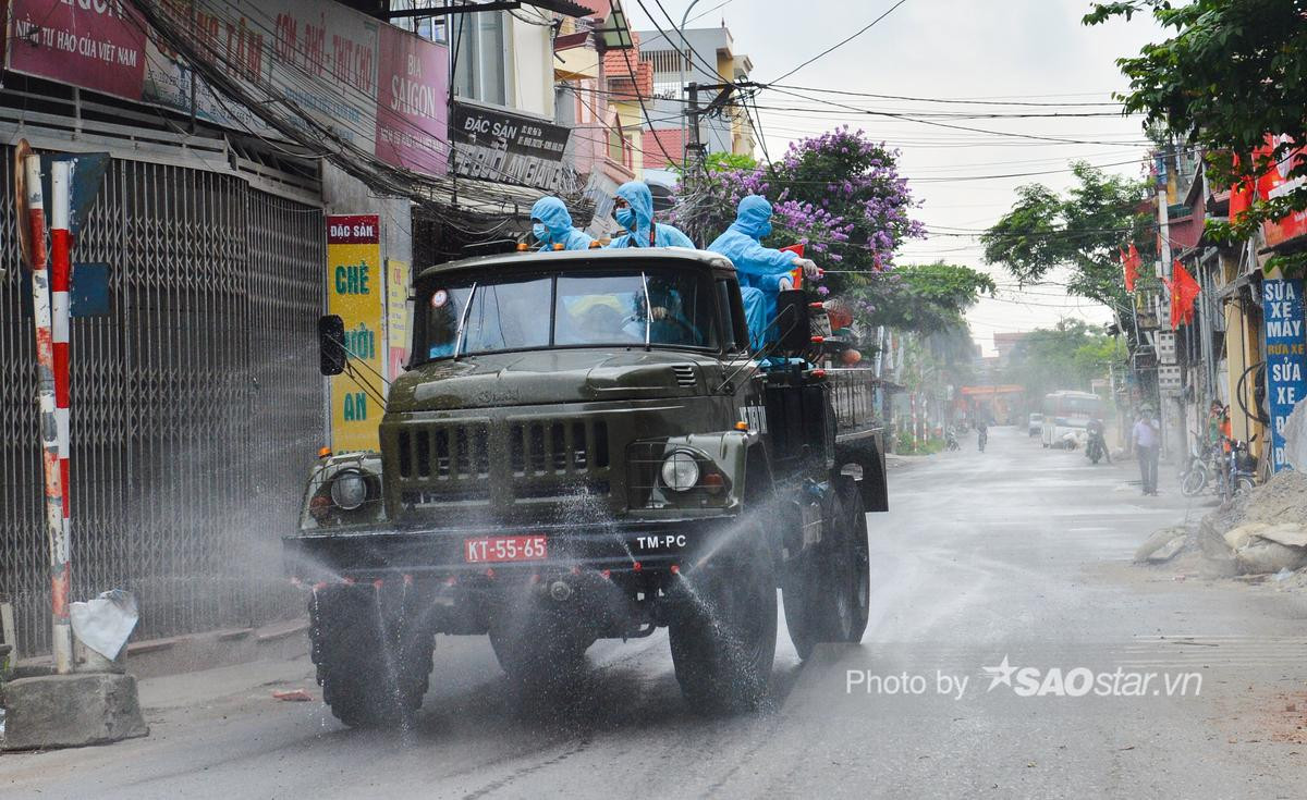 Ảnh: Bộ Tư lệnh Thủ đô đưa xe đặc chủng phun khử khuẩn khu vực phong tỏa tại Thường Tín Ảnh 11