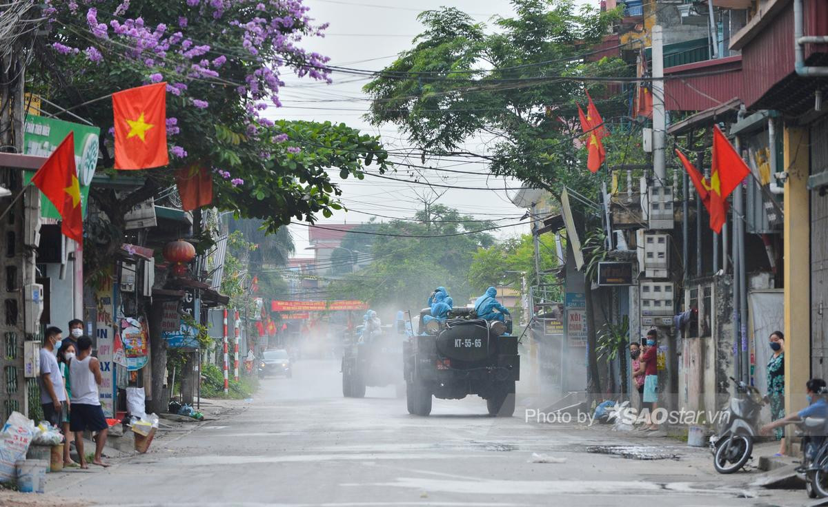 Ảnh: Bộ Tư lệnh Thủ đô đưa xe đặc chủng phun khử khuẩn khu vực phong tỏa tại Thường Tín Ảnh 12