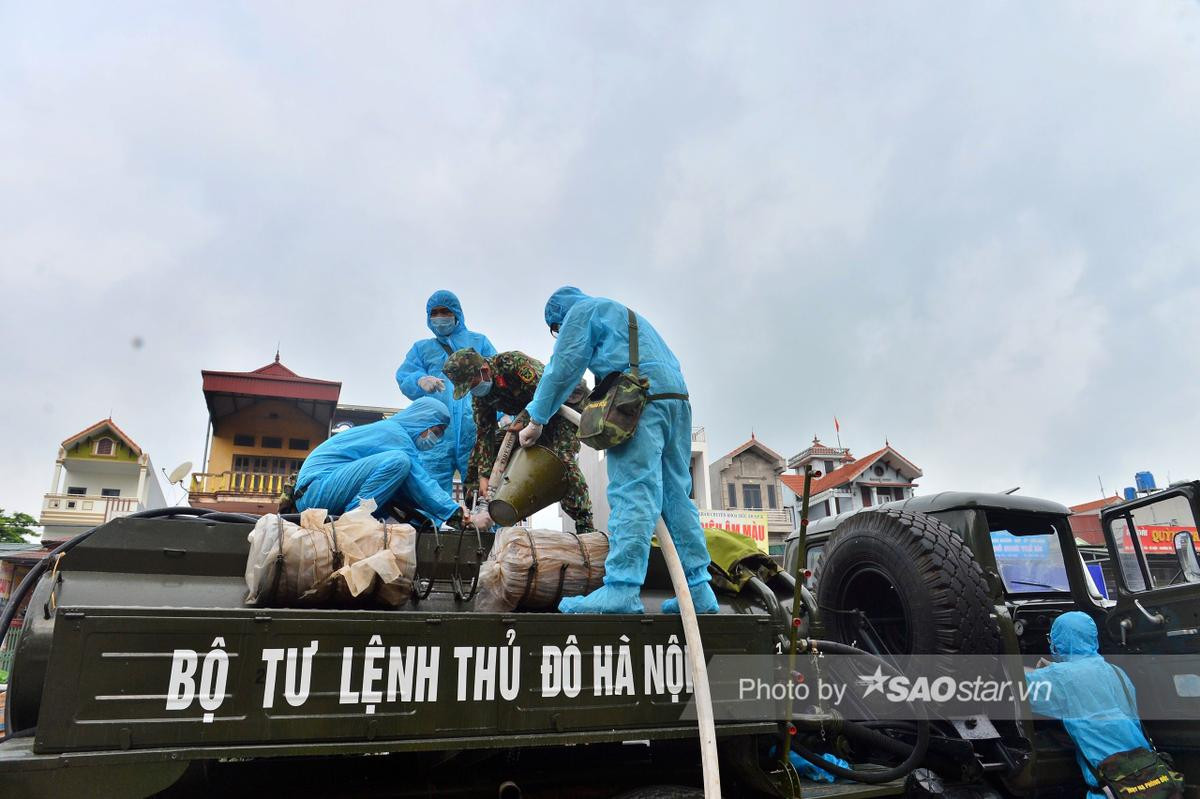 Ảnh: Bộ Tư lệnh Thủ đô đưa xe đặc chủng phun khử khuẩn khu vực phong tỏa tại Thường Tín Ảnh 6