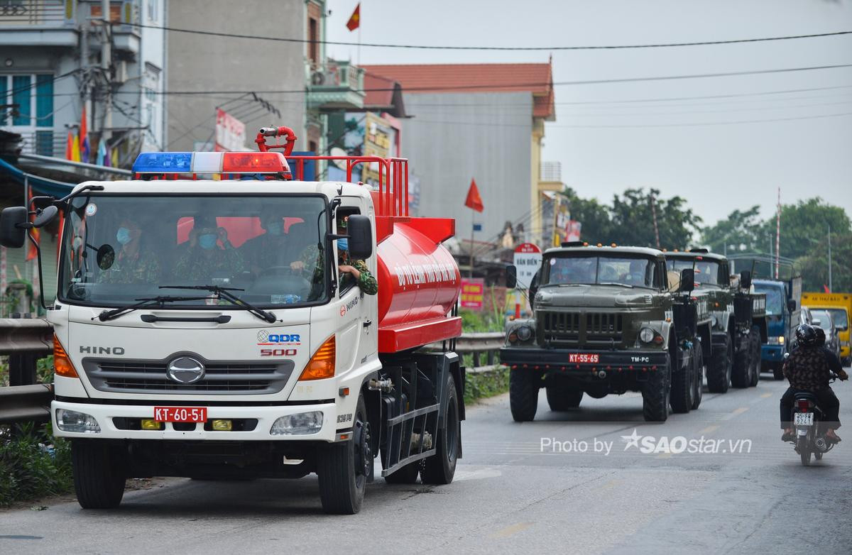 Ảnh: Bộ Tư lệnh Thủ đô đưa xe đặc chủng phun khử khuẩn khu vực phong tỏa tại Thường Tín Ảnh 1