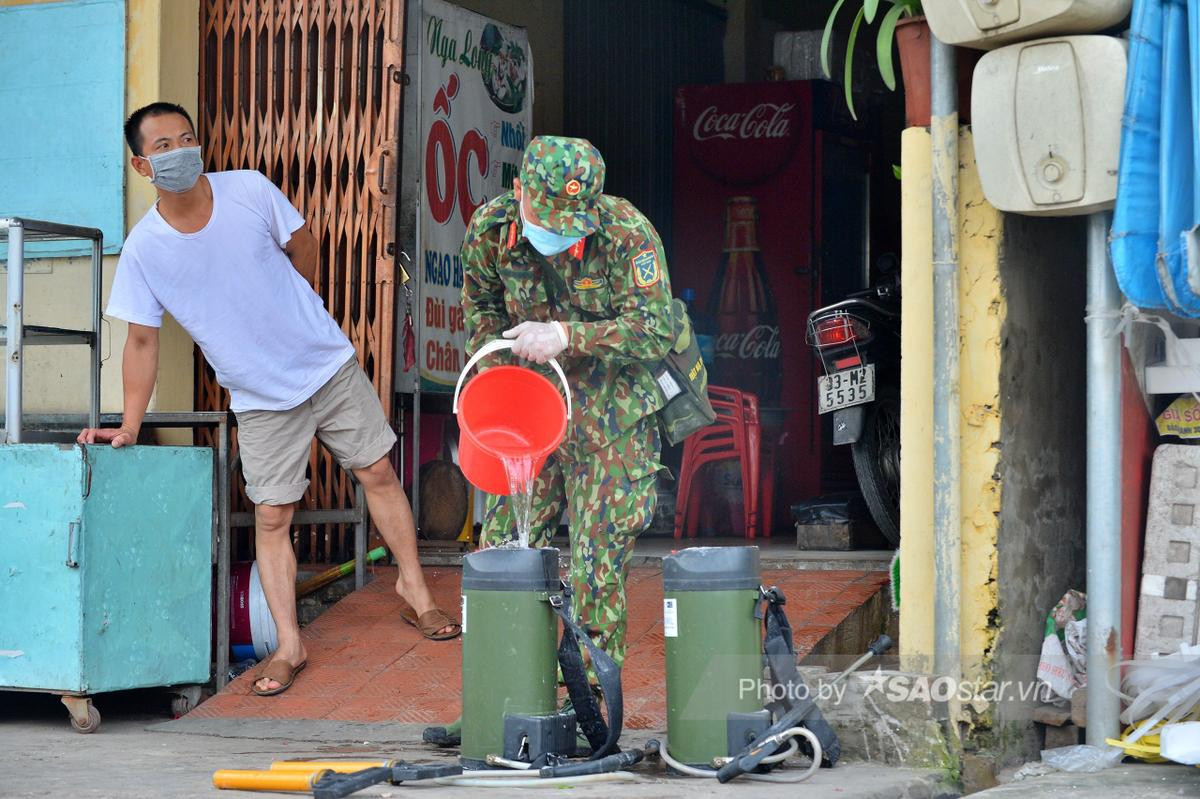 Ảnh: Bộ Tư lệnh Thủ đô đưa xe đặc chủng phun khử khuẩn khu vực phong tỏa tại Thường Tín Ảnh 7