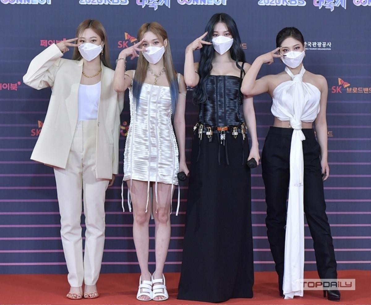 Girl group SM 'bất hòa' với stylist lắm hay sao mà nhiều lần diện trang phục thảm họa thế này? Ảnh 3