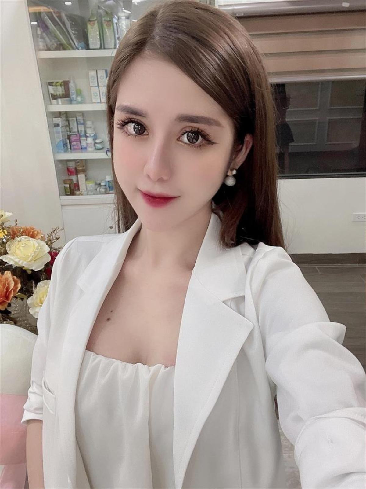 Vợ cũ vlogger Huy Cung đăng ảnh ở hồ bơi nhưng netizen chỉ chú ý chính đến vòng 1 'đẫy đà bất thường' Ảnh 4