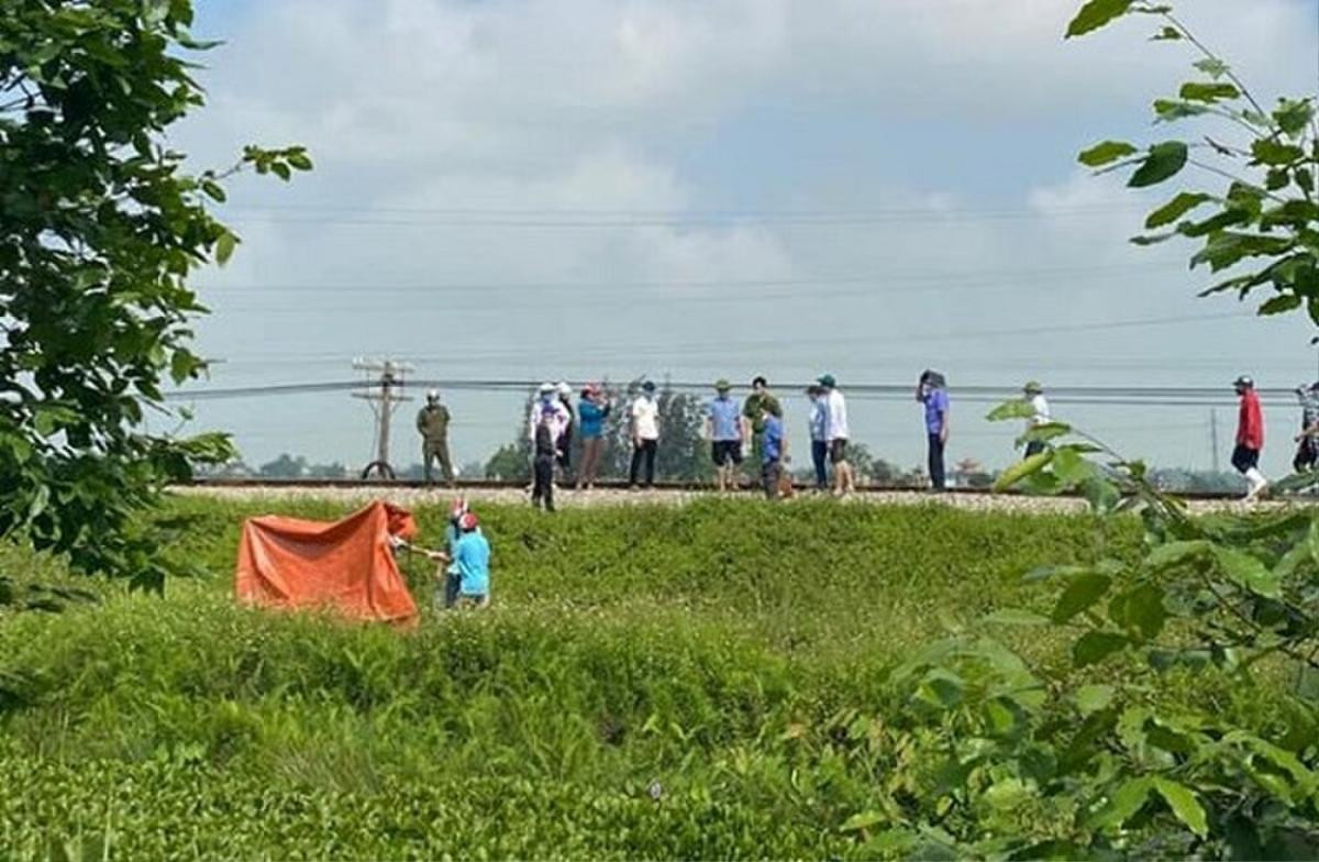 Thông tin gây bất ngờ vụ mẹ ôm con gái đã tử vong lên đường tàu định tự tử Ảnh 1