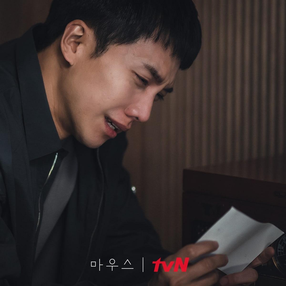 Lee Seung Gi đau khổ suy sụp khi phát hiện ra bức ảnh bí ẩn trong 'Mouse' Ảnh 4