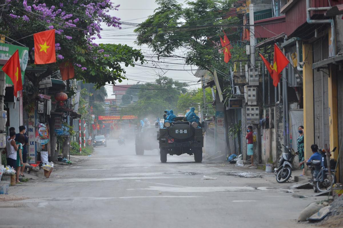 BS Trần Văn Phúc: 'Những ngày này, chúng tôi chào nhau bằng câu có sốt không, có đau người không' Ảnh 1