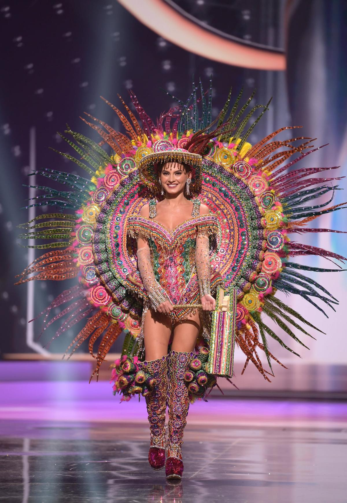 Top 10 bộ National Costume ấn tượng nhất Miss Universe: 'Kén Em' của Khánh Vân quá xuất sắc Ảnh 10