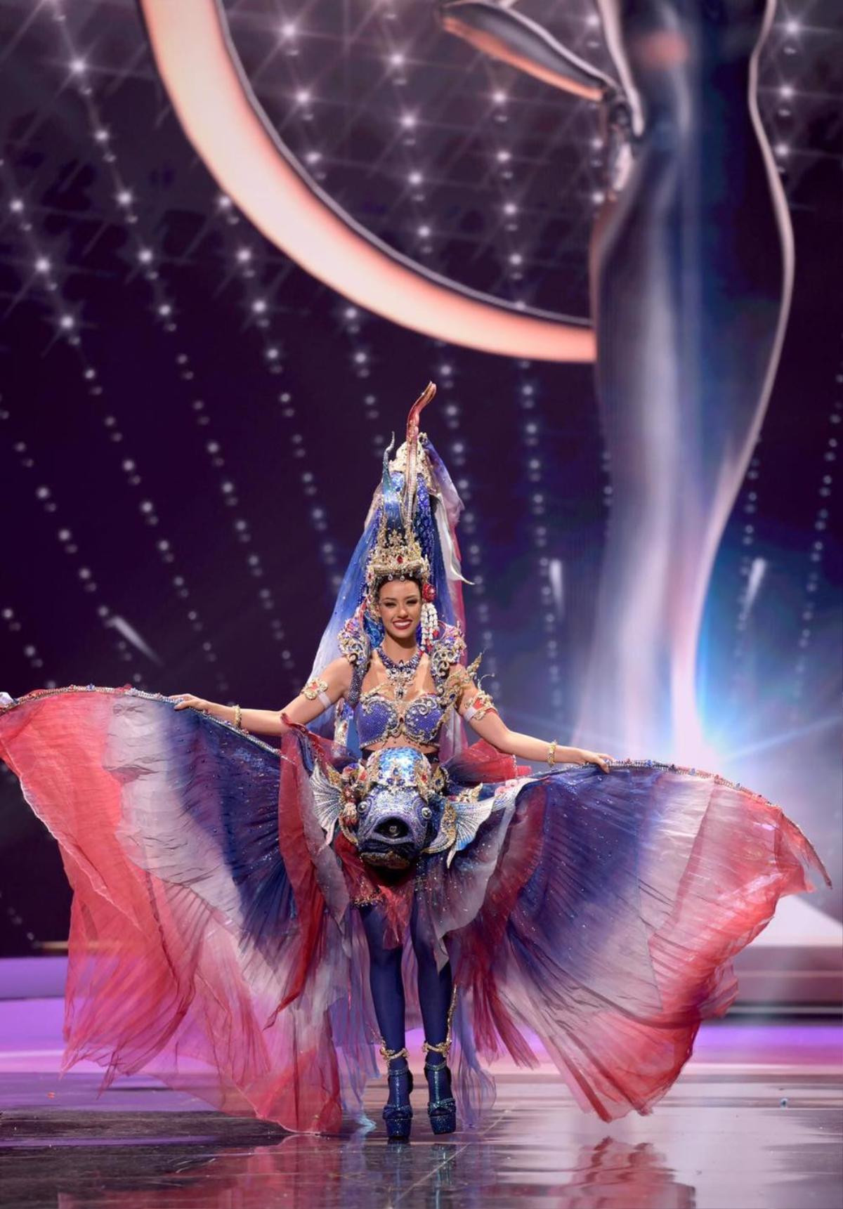 Top 10 bộ National Costume ấn tượng nhất Miss Universe: 'Kén Em' của Khánh Vân quá xuất sắc Ảnh 2