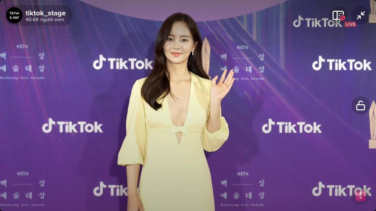 Krystal (Fx) gặp sự cố trang phục suýt lộ hàng tại thảm đỏ trao giải Baeksang 2021 Ảnh 1